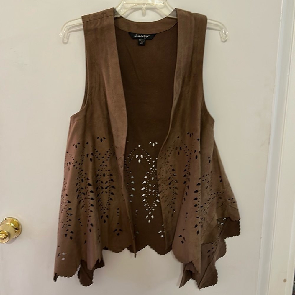 Brown suede cut out vest. Size small. In good condition.